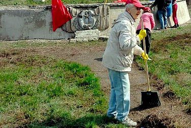 Территория возле памятника борцам революции стала чище